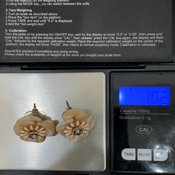 Unsigned Ivory Cream Swirl Resin CZ Center Flower Earrings - Picture 7 of 13